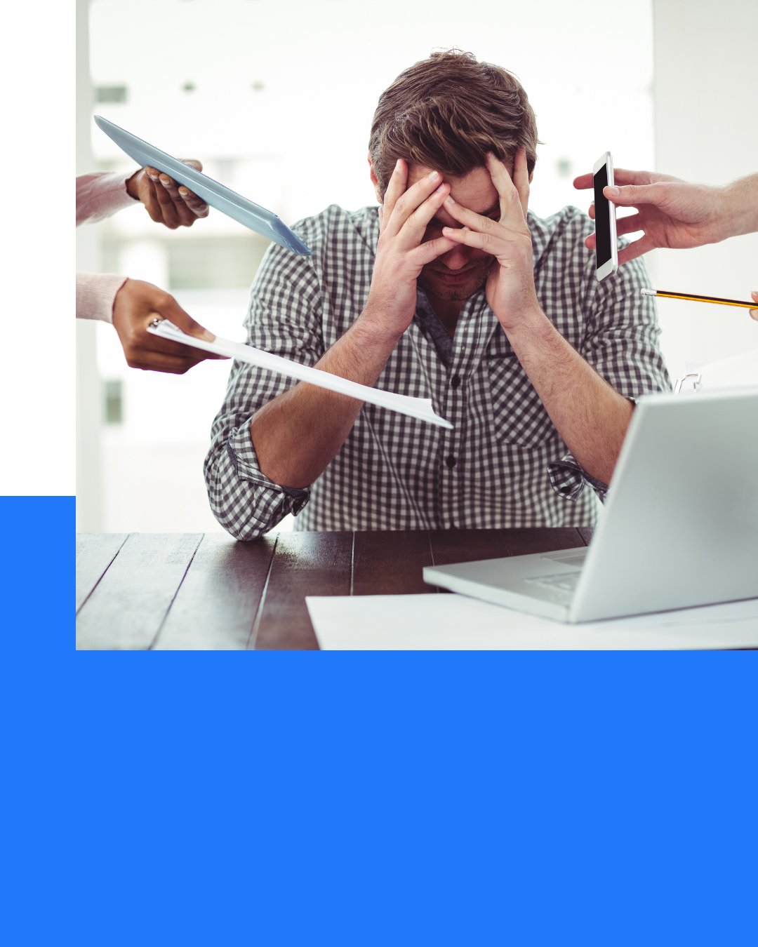 Mann ist überfordert mit seiner Arbeit im Recruiting