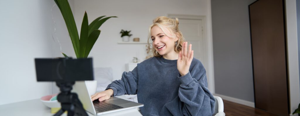 Eine junge Frau in einem Video Interview