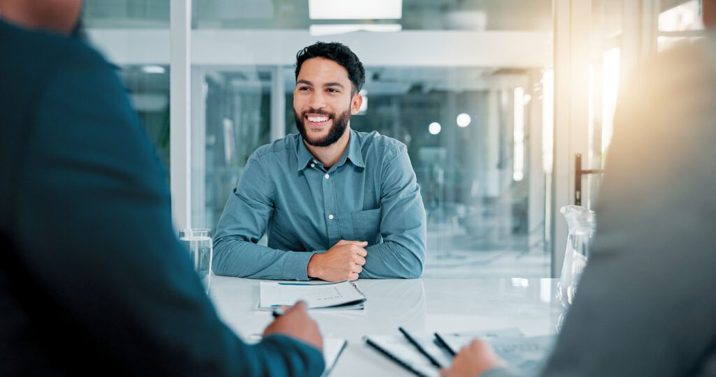 Ein man hört aufmerksam zu bei einem Bewerbungsgespräch